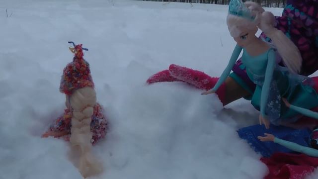 SNOWMAN ! ELSA and ANNA toddlers PLAY in the Snow and build a SNOWMAN! Olaf is there! смотреть онлайн