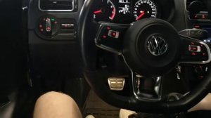 Двухцветная подсветка пространства ног на VW Polo sedan rest.