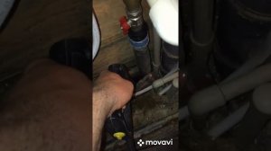 Пробиваю отверстие под фундаментом дляпрокладки труб