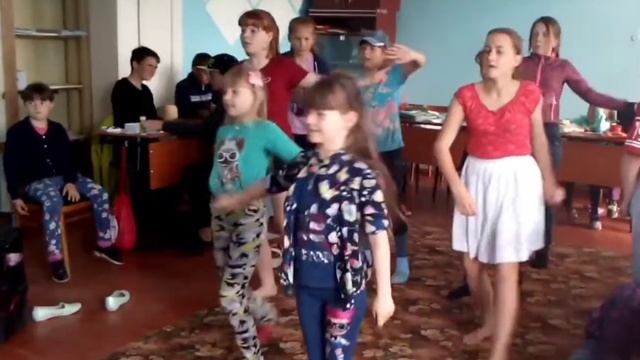"Флешмоб" танцуют дети лагеря дневного пребывания с.Бадар смотреть онлайн