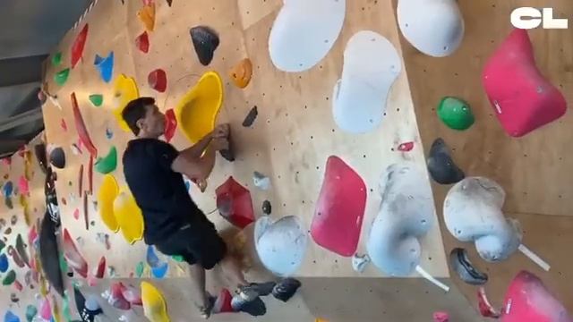 Как проходит взрослая групповая тренировка на скалодроме Climb Lab смотреть онлайн