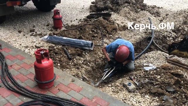 Рабочие при реконструкции двора по Гайдара, 9 оставили жителей без света смотреть онлайн