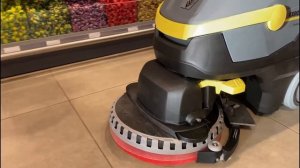 Моем полы аппаратом за +350000 рублей в большом супермаркете. Поломоечная машина Керхер  в Махачкал