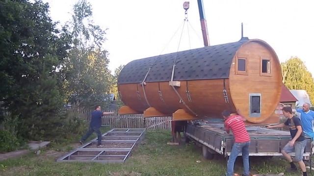 Баня бочка кедровая 6 метров в длину, разгрузка автокраном на участке смотреть онлайн