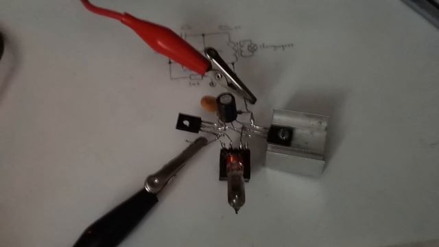 Очень простой инвертор для светодиодной ЛАМПЫ НА 220В. Работает от 1 ВОЛЬТА смотреть онлайн