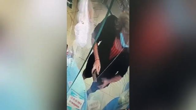 Полиция разыскивает женщину, укравшую сотовый телефон в аптеке в Волжском: видео смотреть онлайн