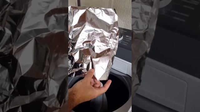 Я ИЗБАВЛЯЮ ВАС ОТ ВОРСИНОК после стирки. Просто положите в стиральную машинку шарик из фольги. Чудо смотреть онлайн