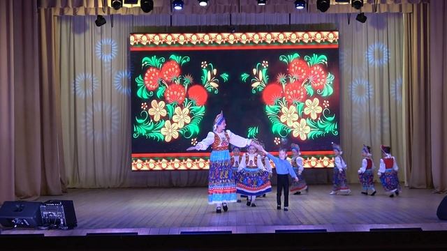 Матрёшечки. Исполняет детский хореографический коллектив Задонской школы искусств. смотреть онлайн