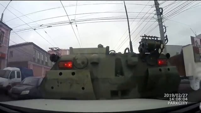 БТР раздавил 4 автомобиля в Курске 27.02.2019 смотреть онлайн