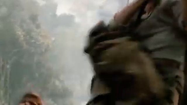 Конг сбрасывает людей в ущелье|Scene|King Kong 2005