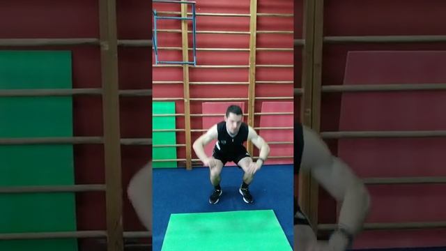 Футболист выполняет КСУ (Комплекс силовых упражнений) смотреть онлайн