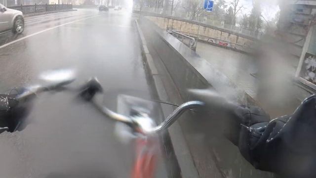 2020-03-22 великий чорний джип BMW X5 підрізає велосипед на бульварі Шевченка Київ смотреть онлайн