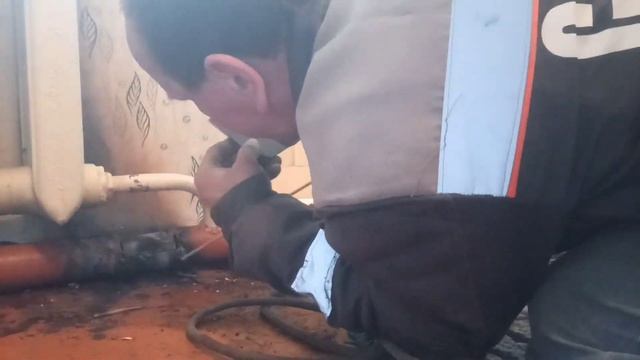 СВАРКА СИСТЕМЫ ОТОПЛЕНИЯ, ЗАМЕНА ГНИЛОЙ ТРУБЫ смотреть онлайн