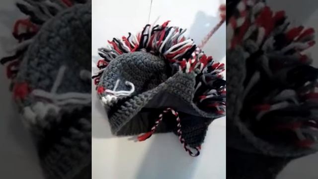 Стильная шапка Ирокез вязаная крючком. смотреть онлайн