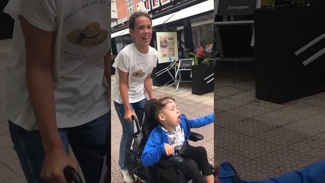 Andreas llevando a su amiga Lola en su silla eléctrica 🥰 смотреть онлайн