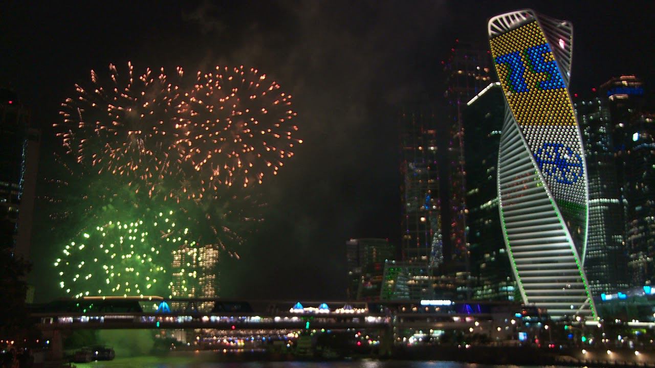 Фейерверк у Москва Сити высотными шарами смотреть онлайн