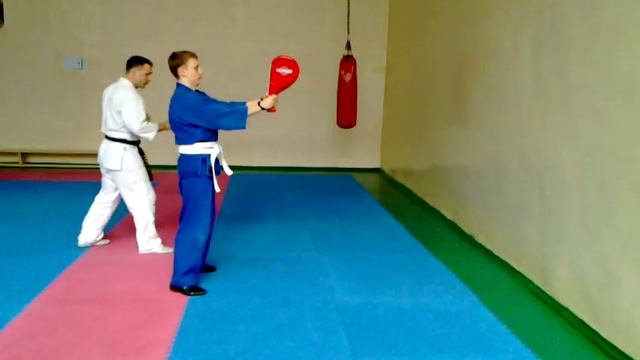 Удары ногами в прыжке, отталкиваясь от стены. смотреть онлайн