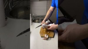 Чистим щёкура для засолки