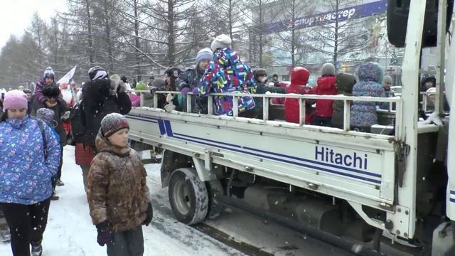 Парад Дедов Морозов и Снегурочек в Ангарске 20 декабря 2014 года. смотреть онлайн
