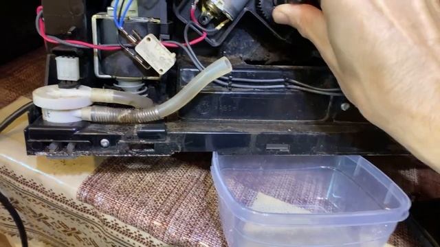 Не снимается заварной блок. Мелитта/Нивона. Как безопасно снять. Пример на Мелитта Соло.