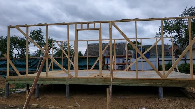 Строительство бытовки. Каркасные стены и стропила.