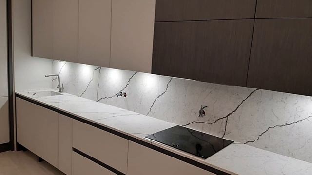 Прямая столешница с фартуком из искусственного камня Vicostone Diamante BQ8788 смотреть онлайн