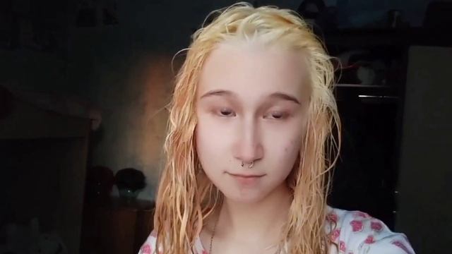 осветляю волосы дома//выход из чёрного в светлый смотреть онлайн
