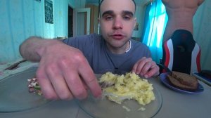 МУКБАНГ ПЮРЕ / СЕЛЕДКА С ЛУКОМ / СЕЛЬДЬ / ХЛЕБ БОРОДИНСКИЙ/ САЛАТ / ОБЖОР EATING / Mukbang ASMR АСМР