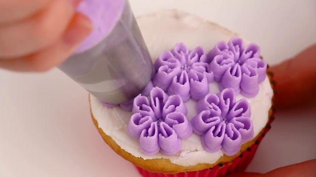 Attempting RUSSIAN PIPING TIPS!? смотреть онлайн