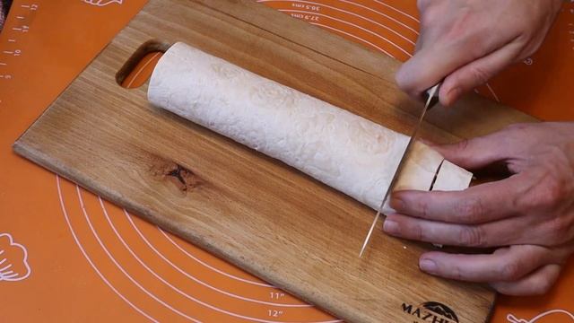 Рулетики из лаваша в духовке с колбасой и сыром. Быстрые закуски. смотреть онлайн