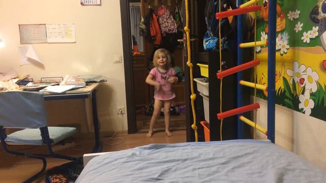 Сестра танцует