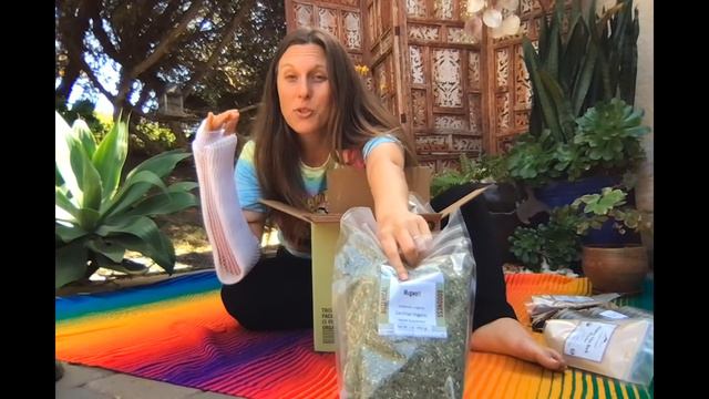 Mountain Rose Herbs - Unboxing with Erinn смотреть онлайн