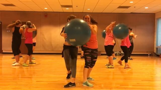 "EX'S AND OH'S" Elle King - Partner Workout with Stability Ball Dance Fitness Valeo Club смотреть онлайн
