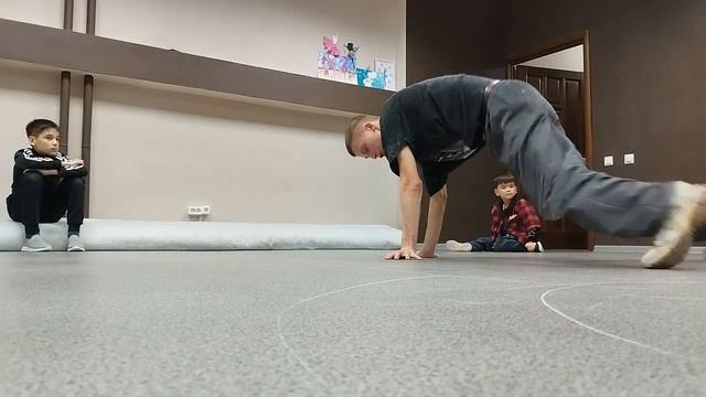 Брейк-Данс Урок по Футворку: Бэйби Лав смотреть онлайн