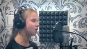 Девочка поёт песню кукушка