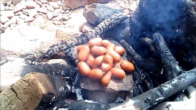 Как пожарить сосиски на костре без решеток и шампуров смотреть онлайн