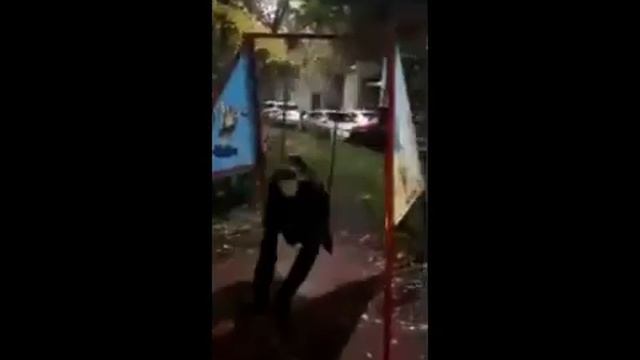 ШКОЛЬНИК КАЧАЕТСЯ НА КАЧЕЛЯХ МЕМ смотреть онлайн