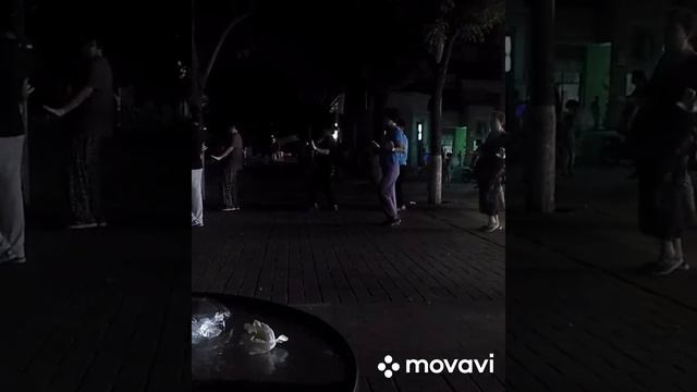 Китайцы танцуют на улицах Пекина. Ну где же ваши ручки - это Китай смотреть онлайн