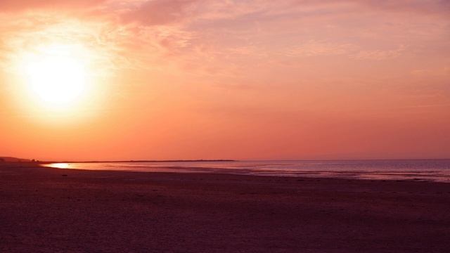 Рассвет на берегу моря. Погрузитесь в атмосферу теплого летнего утра на морском берегу смотреть онлайн