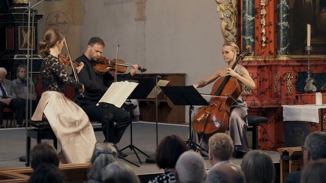 Franz Schubert: String Trio D 471 / Veronika Eberle, Amihai Grosz, Sol Gabetta смотреть онлайн