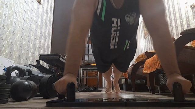 тренировка отжиманий с акцентом на грудные мышцы на платформе для отжиманий смотреть онлайн