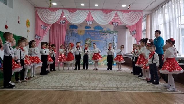 Утренник в детском саду к 8 марта. Песня "Мамочка милая, мама моя, как хорошо что ты есть у меня". смотреть онлайн