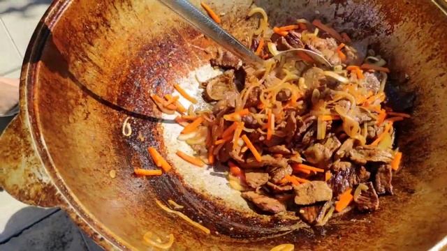 НАИВКУСНЕЙШИЙ РЕЦЕПТ в казане. ГОТОВИМ ЛАГМАН в казане на костре. смотреть онлайн