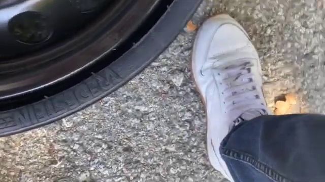Changing A Flat On An Audi Q5 смотреть онлайн
