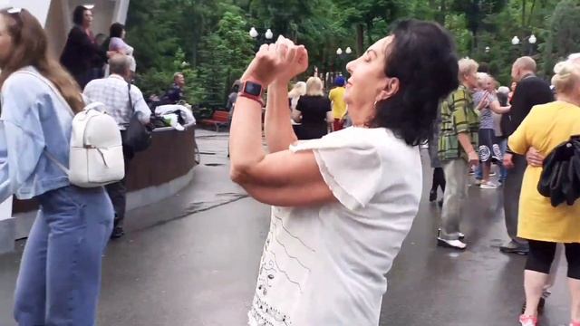 А Я УЗНАЛА ИНТЕРЕСНЫЙ МОМЕНТ! ТАНЦЫ В ПАРКЕ ГОРЬКОГО ХАРЬКОВ СЧАСТЛИВЫЕ ДНИ смотреть онлайн