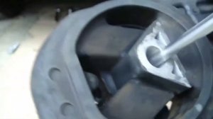 Замена задней опоры двигателя Рено Сценик 2  1 9 dci