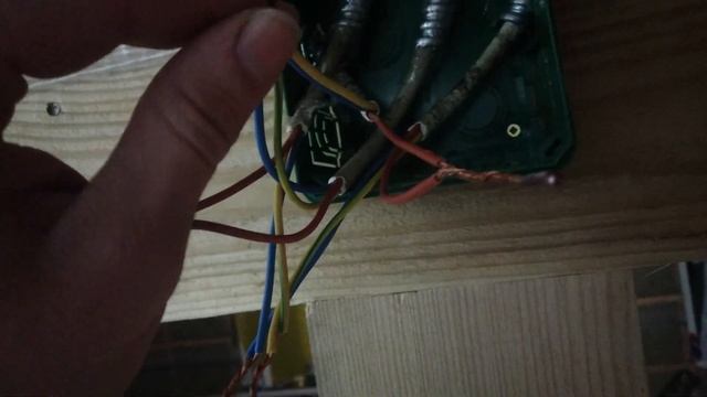 Каркасный дом 4 - 2 - Соединяем провода сваркой в распределительных коробках смотреть онлайн