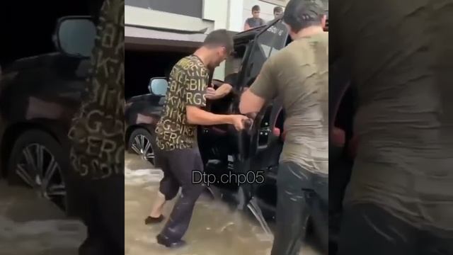 В Махачкале вытащили машину которая до потолка была затоплена в сервисном центре смотреть онлайн