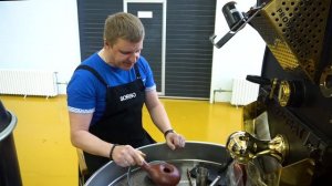 Как обжарить зёрна кофе в домашних условиях || Обжарка зелёного кофе в керамической тигле