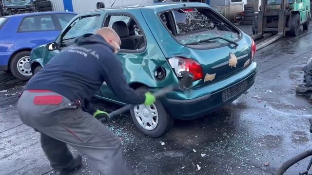Smashed Car With Sledgehammer. разбил машину кувалдой
